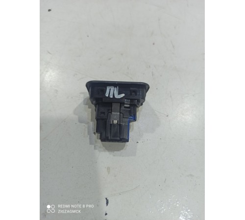 Кнопка открытия лючка бензобака