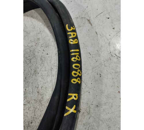 Уплотнитель двери задний правый