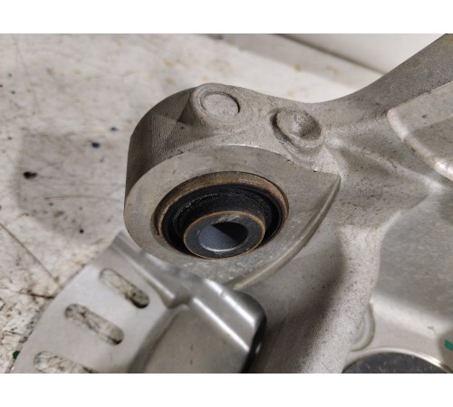 Кулак поворотный задний левый