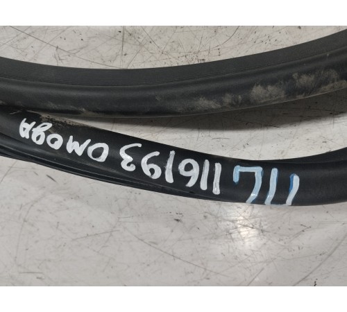 Уплотнитель двери передний левый