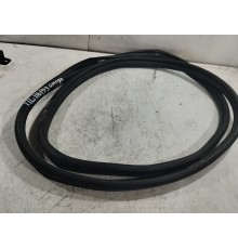 Уплотнитель двери передний левый