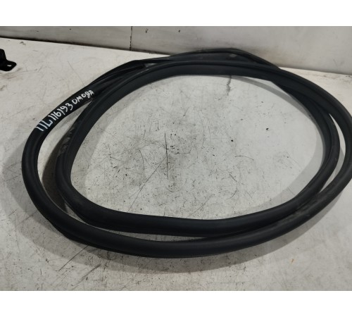 Уплотнитель двери передний левый