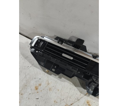 Воздушный дефлектор центральный с декоративной накладкой в сборе