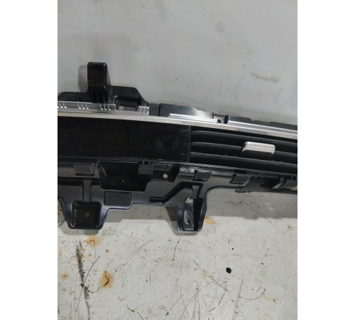 Воздушный дефлектор центральный с декоративной накладкой в сборе