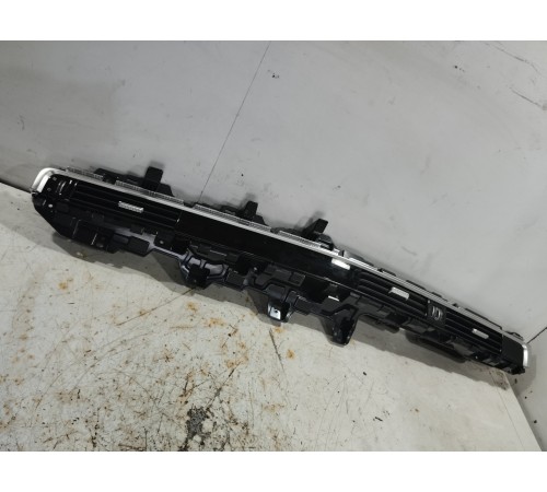 Воздушный дефлектор центральный с декоративной накладкой в сборе