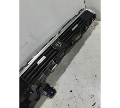 Воздушный дефлектор центральный с декоративной накладкой в сборе