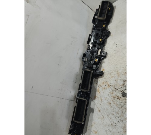 Воздушный дефлектор центральный с декоративной накладкой в сборе