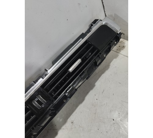 Воздушный дефлектор центральный с декоративной накладкой в сборе