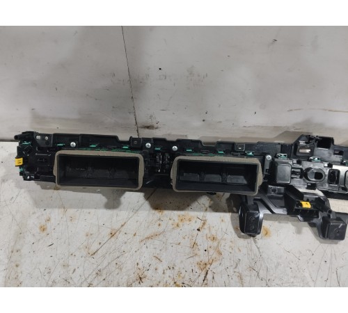 Воздушный дефлектор центральный с декоративной накладкой в сборе