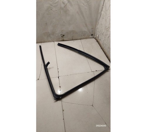 Уплотнитель стекла двери (задний правый внутренний)