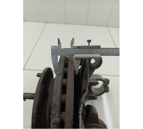 Кулак поворотный левый в боре