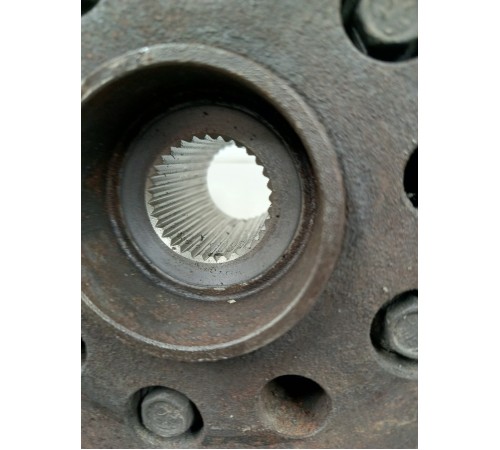 Кулак поворотный левый в боре