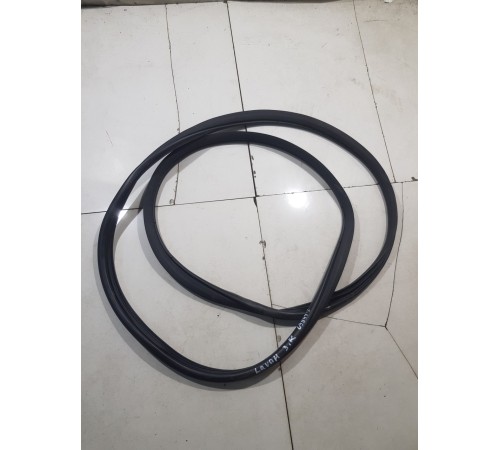 Уплотнитель двери задний правый