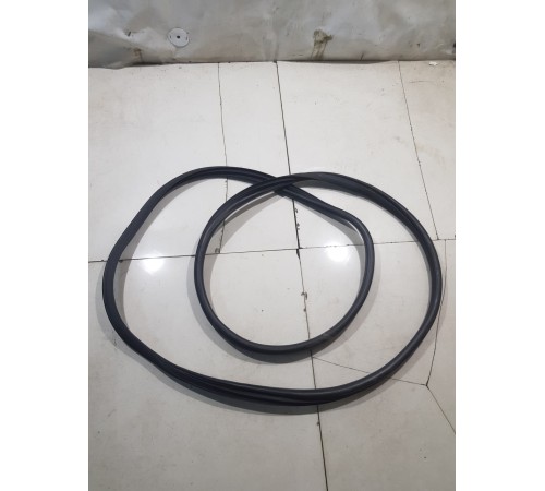 Уплотнитель двери задний правый