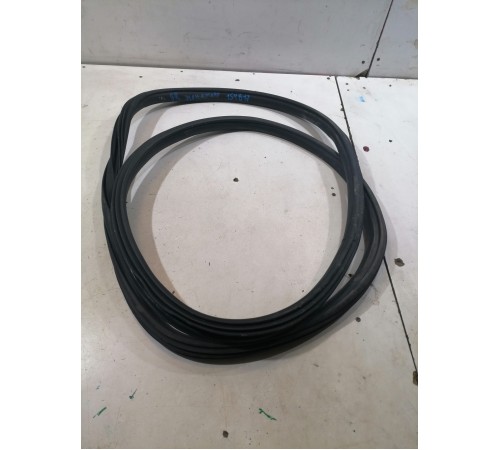 Уплотнитель двери задний правый