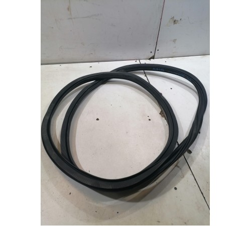 Уплотнитель двери задний правый