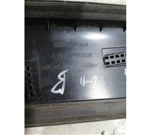 Молдинг лобового стекла левый