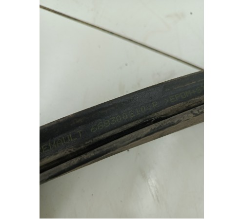 Уплотнитель капота