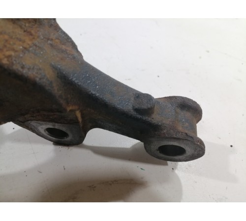 Кулак поворотный передний правый