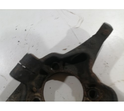 Кулак поворотный передний правый