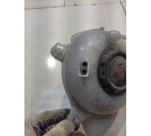 Расширительный бачок охлаждающей жидкости