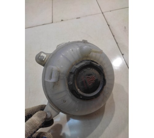 Расширительный бачок охлаждающей жидкости