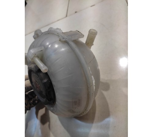 Расширительный бачок охлаждающей жидкости