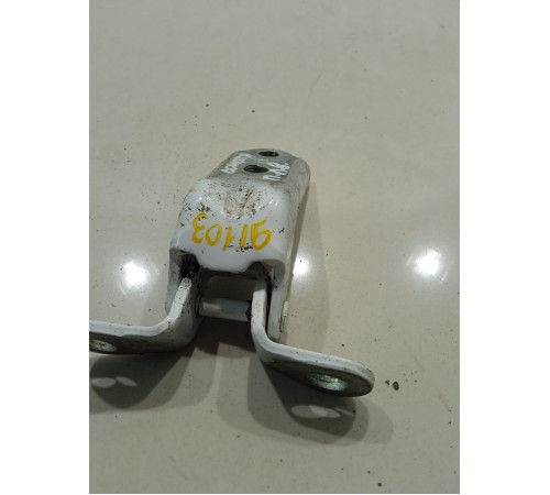 Петля двери(передняя левая верхняя)