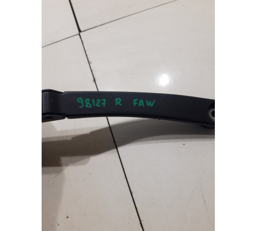 Поводок стеклоочистителя(правый)