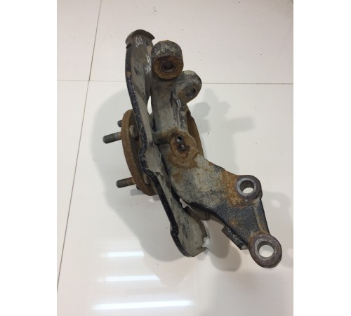 Кулак поворотный передний правый