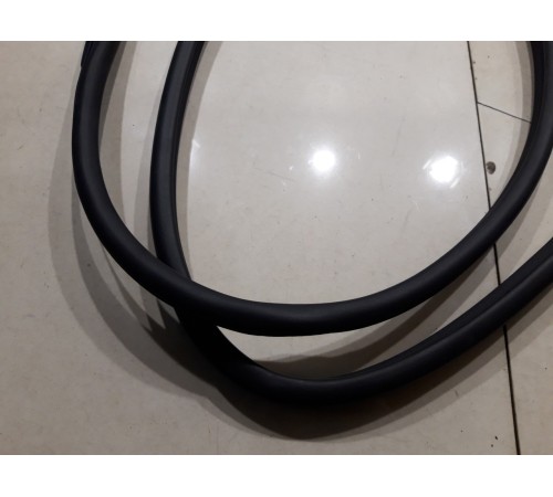 Уплотнитель двери(передний правый)