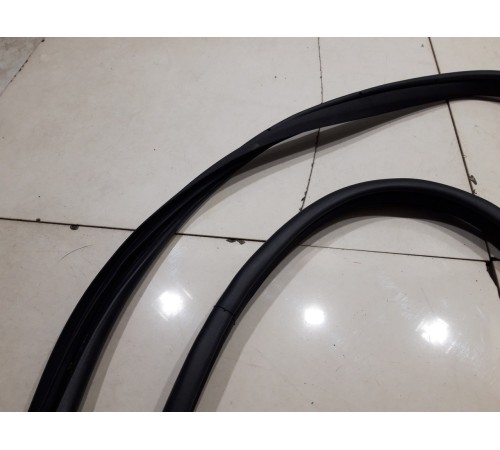 Уплотнитель двери(передний правый)