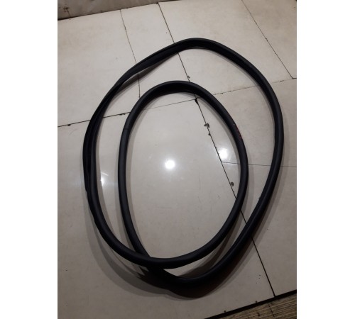 Уплотнитель двери(передний правый)