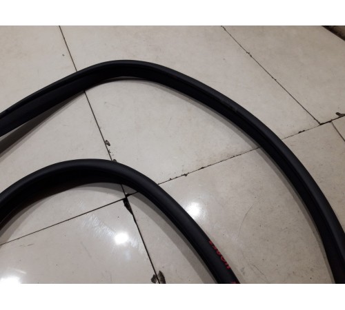 Уплотнитель двери(передний правый)