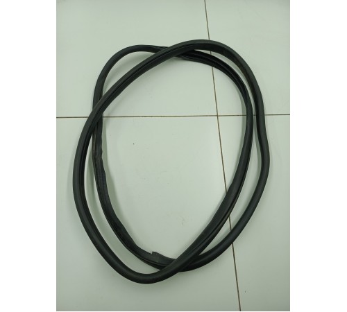 Уплотнитель проема двери передний правый