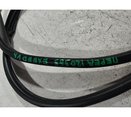 Уплотнитель двери передний