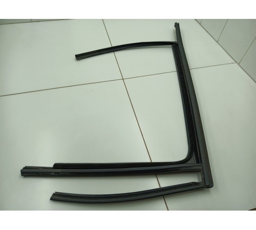 Уплотнитель стекла двери задний левый