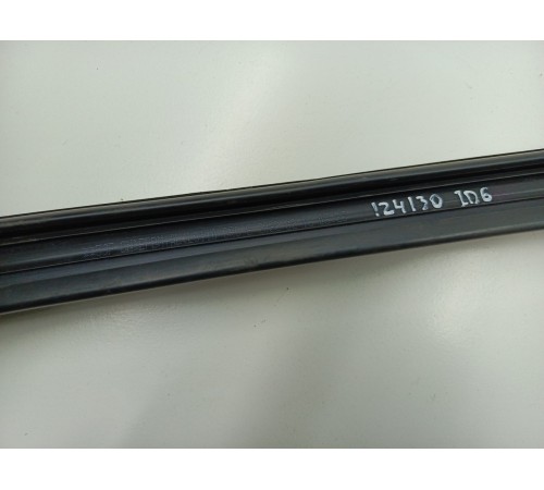 Уплотнитель стекла двери задний левый