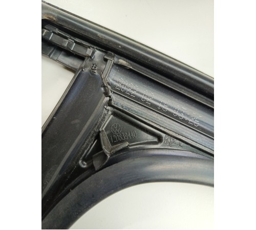 Уплотнитель стекла двери задний левый