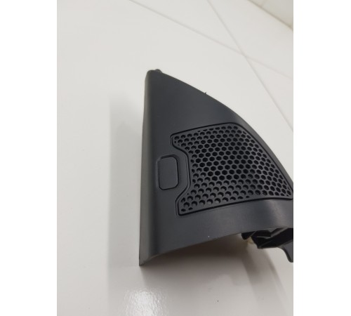 Уголок с динамиком передний левый