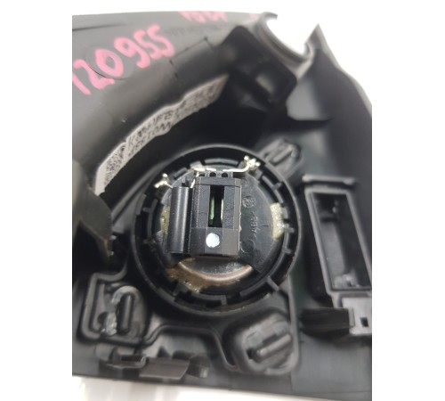 Уголок с динамиком передний левый