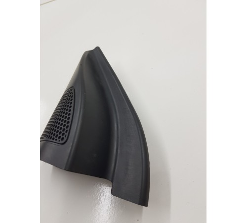 Уголок с динамиком передний левый