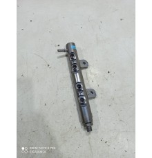 Топливная рампа левая