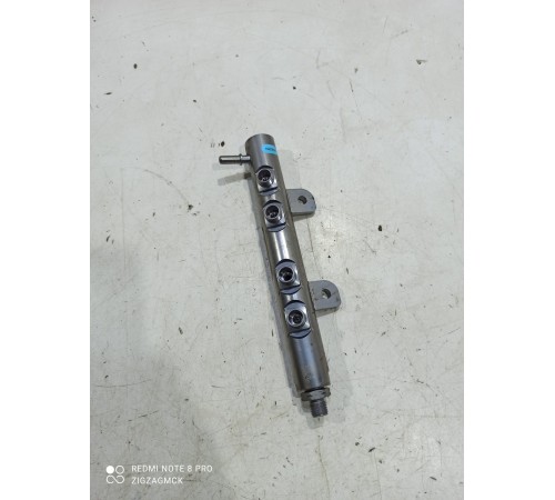 Топливная рампа левая