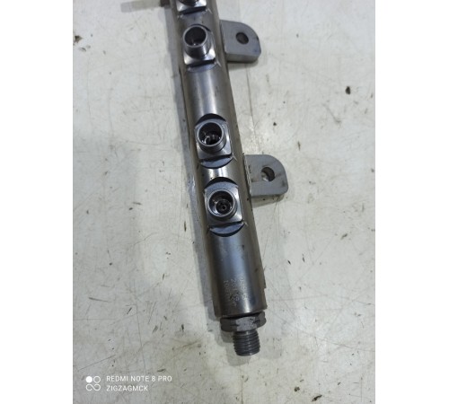 Топливная рампа левая