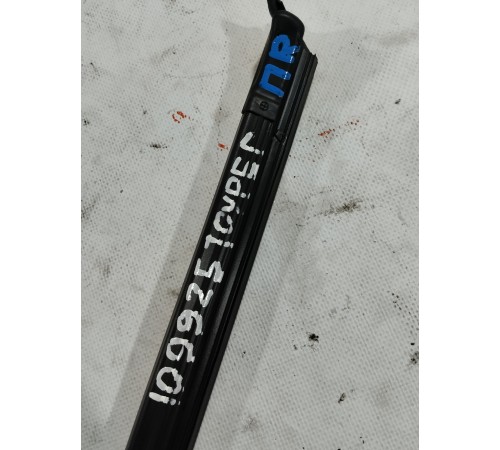 Уплотнитель стекла передний правый внутренний