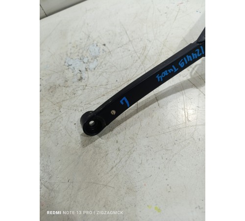 Поводок стеклоочистителя левый