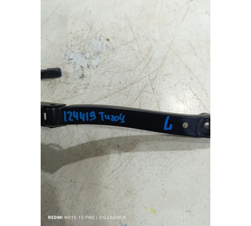 Поводок стеклоочистителя левый