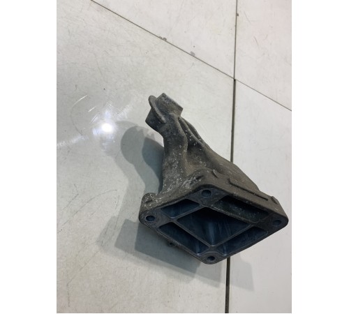 Кронштейн двигателя (правый)