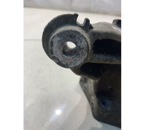 Кронштейн двигателя (правый)